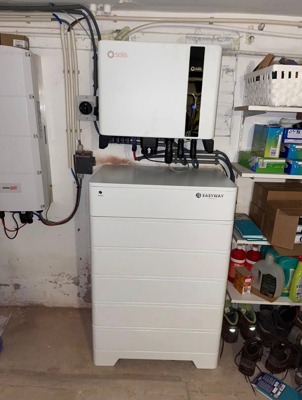 Grote thuisbatterij in de kelder