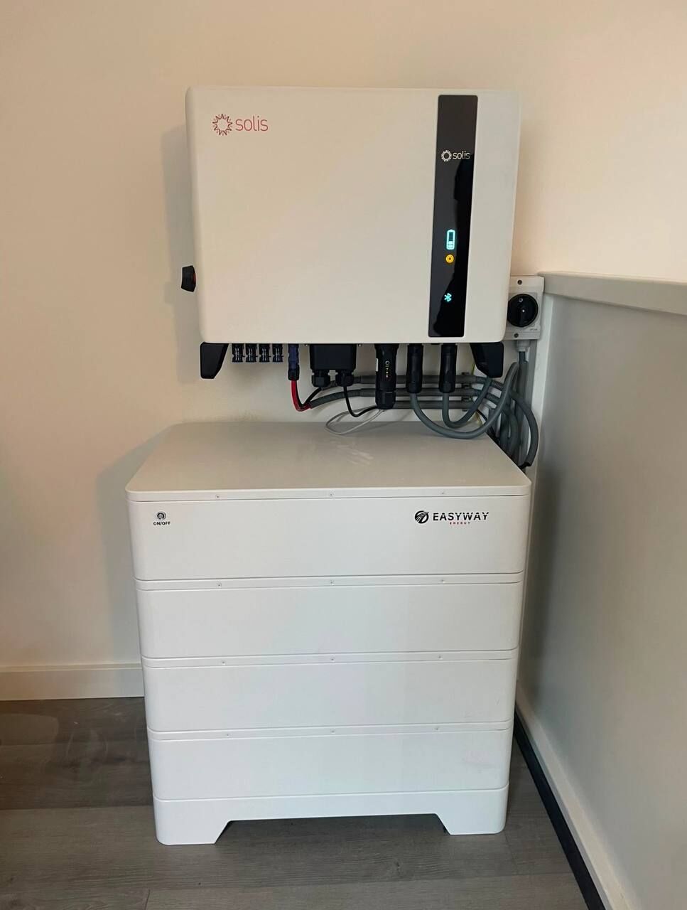 Thuisbatterij met noodstroom in de woonkamer