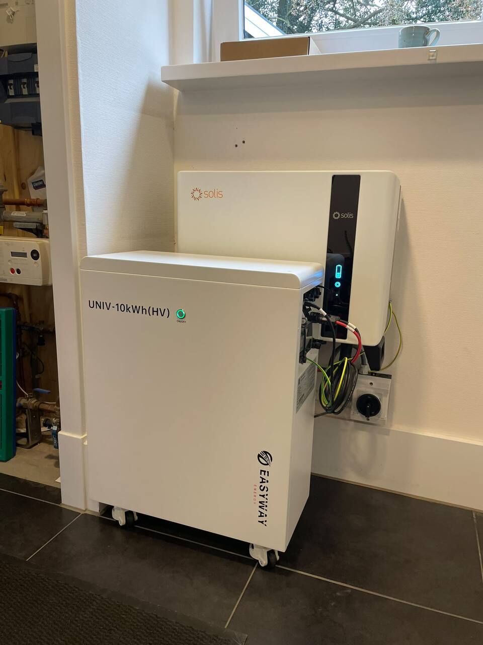 Thuisbatterij met noodstroom in de woonkamer