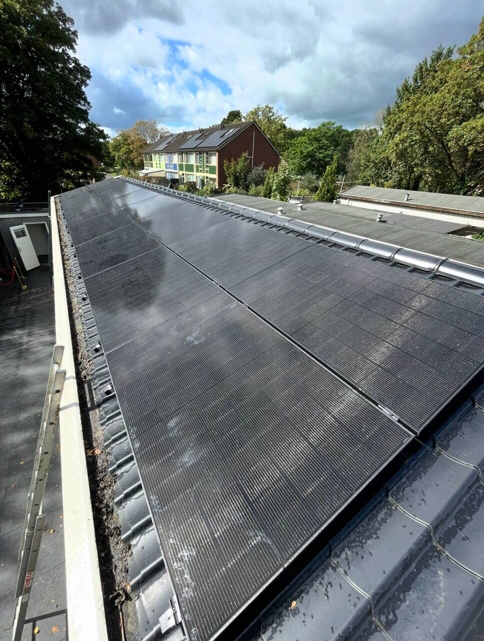 Zonnepanelen op een pannendak