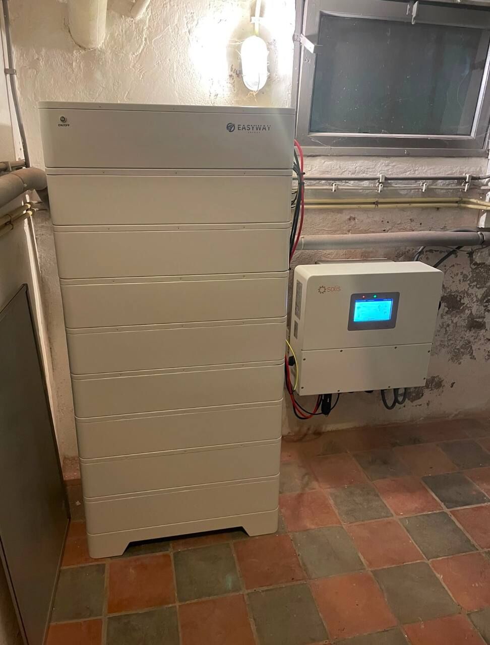 Grote thuisbatterij met extra modules in de kelder